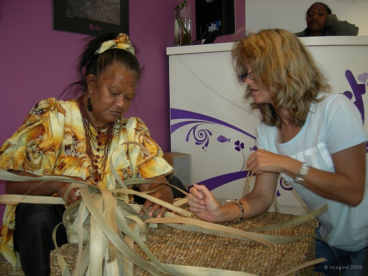 10.55- Juliette montre a Pascale le tressage d'un panier en pandanus.JPG